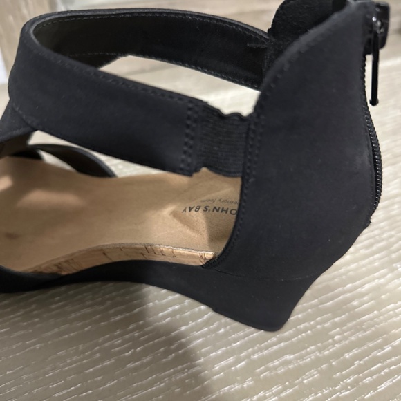 St. Johns Bay black wedge sandals - Picture 4 of 4